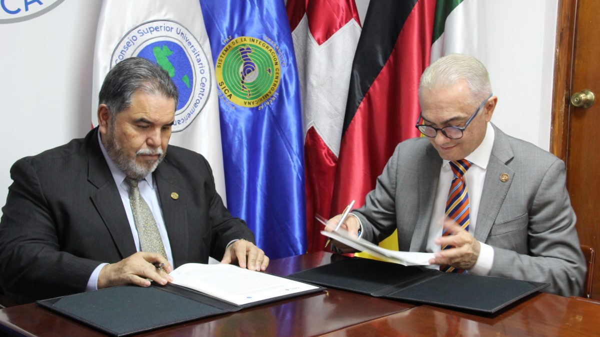 Firma de convenio de cooperación CSUCA e ICAP
